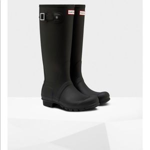 Hunter women’s original tall rain boots (black)